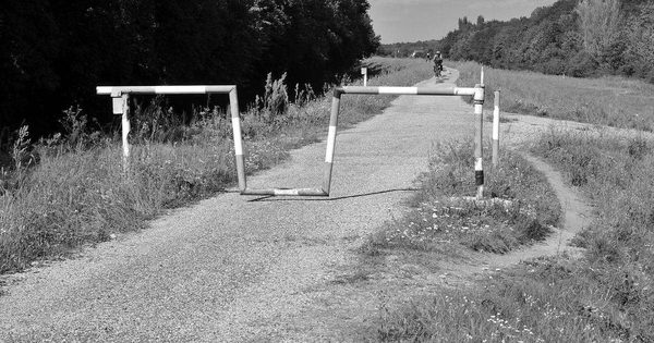 Automatic boom barrier gate across a shared cycle path