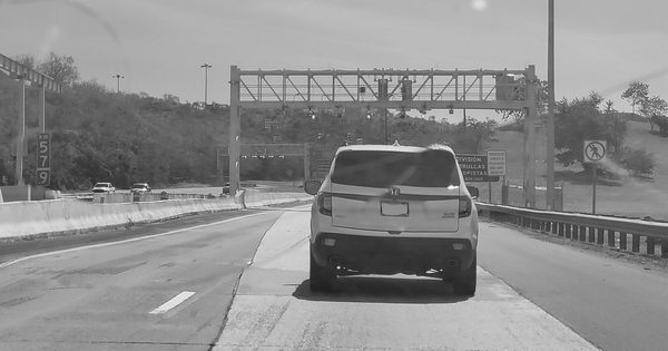 Networked electronic tolling gantry over a multi-lane highway