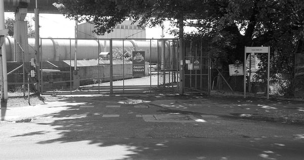 Unattended facility access gate with automatic boom barrier